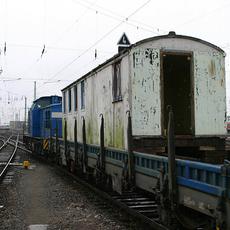 Mit einem Güterzug der EBB Press mbH startet der Wagenkasten von 970-214 von Putbus aus in eine neue Zukunft. Hier bei der Ausfahrt am Leipziger Hauptbahnhof.