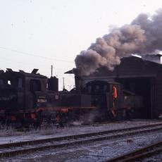 Die durch die Preßnitztalbahn wenige Tage zuvor erworbene IV K 99 1542-2 wird mit Unterstützung der Mügelner 99 1564-6 aus dem Schuppen in Oschatz zur Verladung auf einen Schmalspurtransportwagen gezogen.