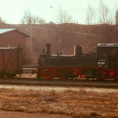 18.03.1982. Lange Zeit verbrachte die ehemalige Jöhstädter Stammlok abgestellt auf dem Gelände des Bahnhofs Oschatz, im Hintergrund die Güterabfertigung des Bahnhofs Oschatz. Foto: Andreas Balg