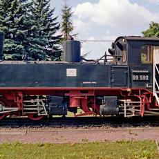 28.07.1992. Noch steht die 99 1590-1 im Reichsbahnausbesserungswerk Leipzig als Ausstellungsstück. Foto: Jörg Müller