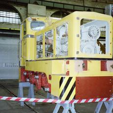 Während der Hauptuntersuchung im Fahrzeugwerk Chemnitz steht 199 008 zeitweilig ohne Achsen in der Kleinlokhalle.