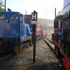 Zugkreuzung im Bahnhof Schlössel: Der Personenzug von Jöhstadt nach Steinbach mit der 199 013 der SOEG als Zuglok und 199 008 der Preßnitztalbahn als Vorspannlok kreuzt mit dem auf Gleis 2 bereitstehenden Pendelzug Schlössel - Fahrzeughalle - Jöhstadt mit 99 4511.