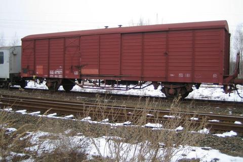 Anfang 2005 steht der Hbs noch auf der Anschlußbahn der Press GmbH in Espenhain, bevor er sangestrahlt wird und eine Farberneuerung erhält.