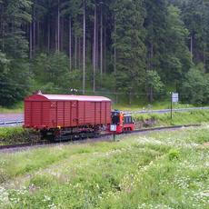 Von Steinbach erfolgt sofort nach der Ankunft und Verladung auf das bereitstehende Rollfahrzeug die Überführung nach Jöhstadt.