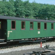 Mit Holzbeplankung präsentiert sich der Wagen 970-583 hier dem Fotografen am Bahnsteig in Jöhstadt.