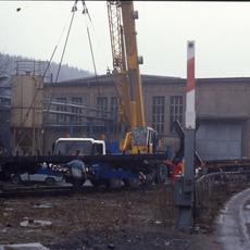 18.01.1993. Verladung des in der Anschlußbahn der Gießerei Schmiedeberg als Werkswagen genutzten ehemaligen GGw durch die Preßnitztalbahn. Foto: Martin Stephan