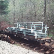 10.05.1997. Die Geländerteile für die Brücke am künftigen Haltepunkt Stolln werden mit dem Bauzug bereit gestellt. Foto: Jörg Müller