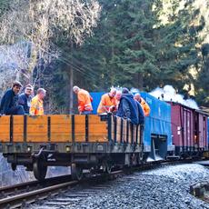 Auch als Mannschaftstransportwagen bietet sich das Nebenfahrzeug IV im Bauzugeinsatz an.