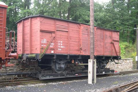 Der G10 (Gklm) auf einem Rollfahrzeug an der Laderampe im Bahnhof Steinbach. Die Witterung hat dem Wagenkasten in den letzten Jahren erheblich zugesetzt.