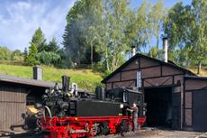 Am Morgen des 20. Juli 2019 wird 99 1594-3 im Lokbahnhof Jöhstadt für den Dienst vorbereitet.