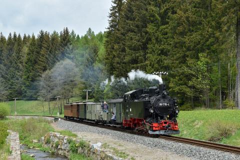 An der Ausstellungs- und Fahrzeughalle