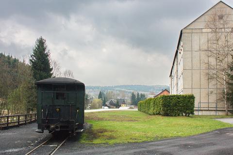 Ein Jahr vor der Bauausführung des ersten Bauabschnittes zum Projekt „Neuer Bahnhof Jöhstadt“ war dieser Blick entlang der versetzten Hecke am Wohnblock möglich. Der gesamte Wiesenbereich wird im ersten Bauabschnitt Fläche für Gleise und Weichen bieten.