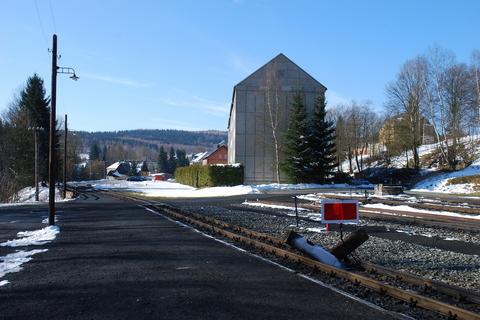 Die Wiese neben dem Wohnblock ist vom österlichen Neuschnee noch komplett weiß.