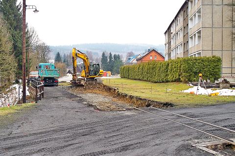 Ausbau der bisherigen Schottertragschicht vom Ende des Bahnsteiggleises.