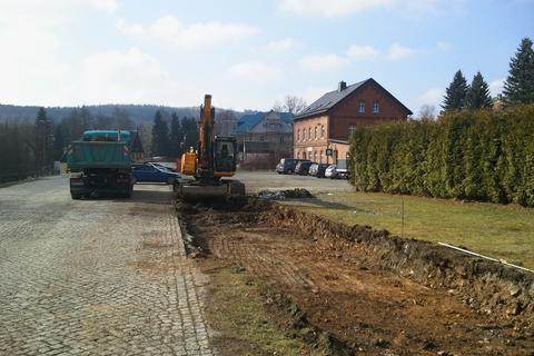 Auch in der bisherigen Wiese wurde die neue Gleisachse schon ausgehoben.