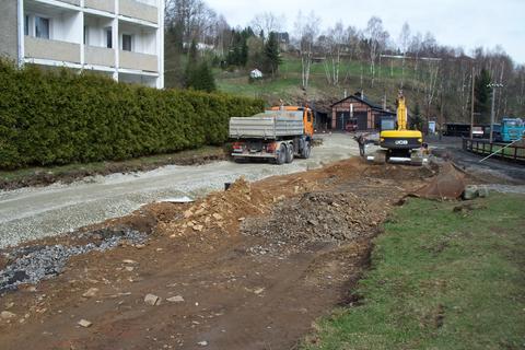 Am Gleis 31 wird begonnen, den Schotterunterbau einzubringen.