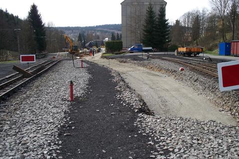 Auch der Schotterunterbau für die Verbindung zwischen der DKW und der Weiche 3 ist fertig.