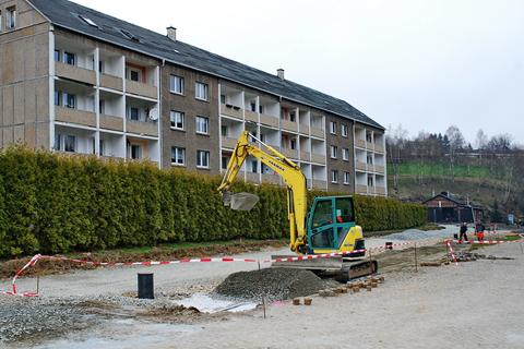 Mit einem kleineren Bagger werden Feinarbeiten am Planum ausgeführt.