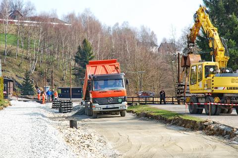 Das Planum für das Gleis 51 wird hergerichtet.