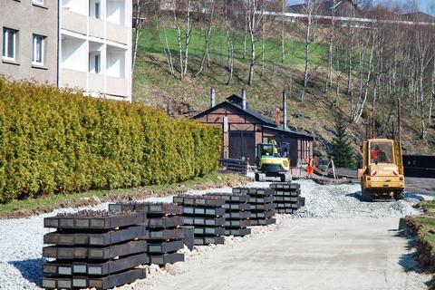 Verteilte Schwellenstapel für die Gleismontage.