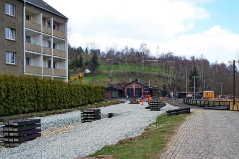 Schwellenstapel für die anstehende Gleismontage.