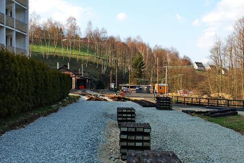 Schwellenstapel für die anstehende Gleismontage.