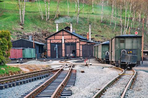 Am Bahnsteiggleis steht der Zug zur Aufnahme des Fahrbetriebes am 1. Mai bereit.