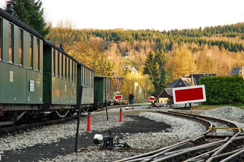 Am Bahnsteiggleis steht der Zug zur Aufnahme des Fahrbetriebes am 1. Mai bereit.