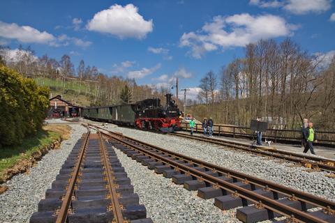 Noch muss der eingefahrene Zug mit einer Diesellok herausrangiert werden, damit die Dampflok ans andere Zugende umsetzen kann.