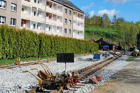 Das Gleis 51 ist bereits fertig geschottert und gestopft.