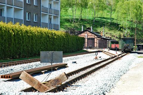 Auch die Gleise 31 und 51 werden wieder mit einem Schwellenkreuz zur provisorischen Gleisabschlusssicherung versehen.