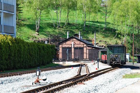 Am Bahnsteiggleis steht bereits der Zug zur Aufnahme des Fahrbetriebes zu Himmelfahrt bereit.