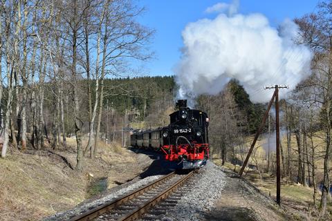 Thomas Poth beobachtete kurz vor dem Erreichen des Bahnhofes in Jöhstadt diesen Zug mit 99 1594-2.