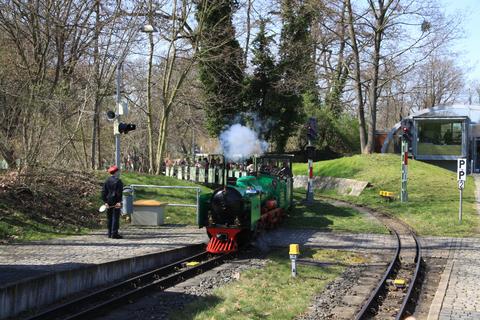 Einfahrt eines von Lok „Lisa“ geführten Zuges am Bahnhof am Straßburger Platz.