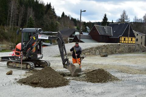 Probeschachtungen auf dem Bahnhofsgelände, um die Zwangspunkte im Untergrund genau lokalisieren zu können und zu kennen, bevor die Tiefbauarbeiten beginnen.