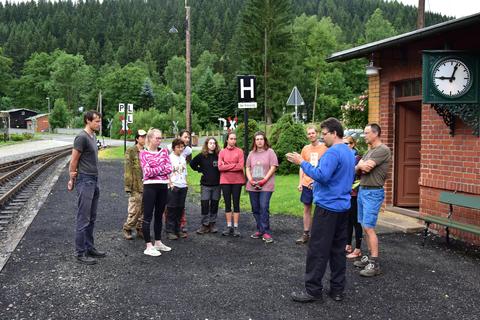 Arbeitseinweisung am Bahnhof Schmalzgrube für die verschiedenen Tätigkeiten an der Strecke und in der Werkstatt.