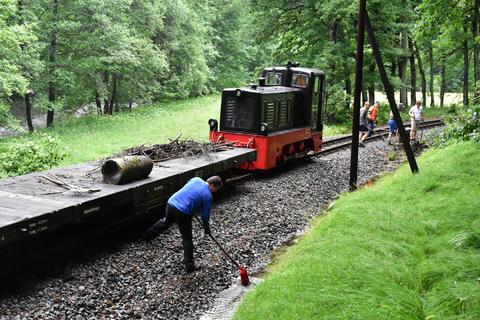 Beräumung von Bahngräben an der Strecke, damit das Wasser wieder abfließen kann.