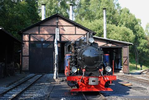 Zum Lokschuppen nach Jöhstadt geholt, wird die Lok nun erst einmal gründlich gesäubert und dann auf ihre ersten Einsätze vorbereitet.