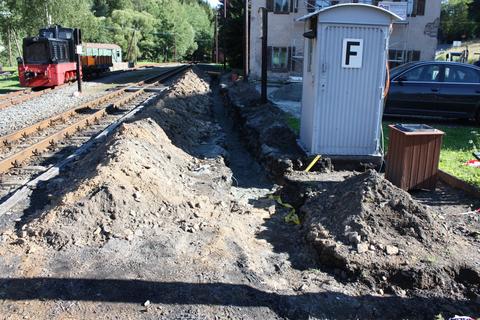 Aufgegrabener Bahnsteig in Schlössel für die Herstellung der Bahnsteigbeleuchtung.