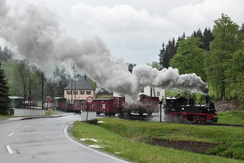 Als Thomas Schwarze diesen Güterzug am Freitagnachmittag am Bahnübergang in Schlössel im Bild festhielt, waren die letzten Reste des Schnee- und Hagelsturmes am Straßenrand noch zu sehen.