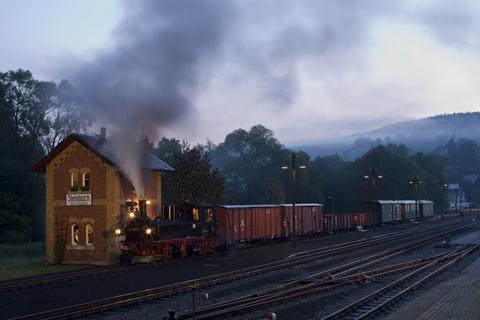 Im Morgengrauen im Bahnhof Steinbach.