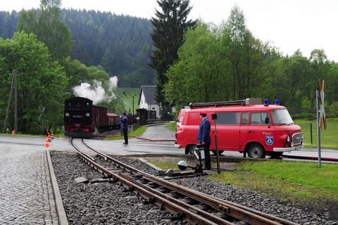 Die freiwillige Feuerwehr von Schmalzgrube mußte selbst ihren historischen B1000 mit zum Einsatz bringen, als es an die Beseitigung der Schlammflut entlang der Hauptstraße ging.