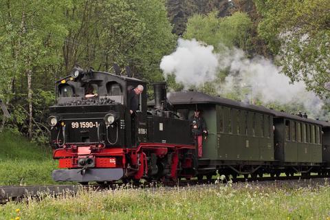 Personenzug in Anfahrt auf den Bahnhof Schmalzgrube