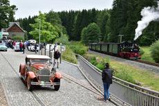 Fotogenes Aufeinandertreffen an der Fahrzeughalle.