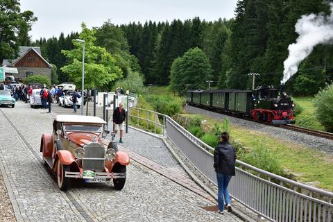 Fotogenes Aufeinandertreffen an der Fahrzeughalle.