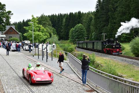 Jeder will mal Auto und Zug im Bild haben (manche auch nur Dampfzug).