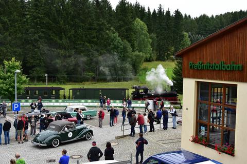 Soviel Oldtimer locken auch viele Menschen an.