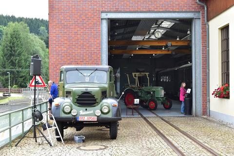 Zurückgebliebene Oldtimer für die „Kulisse“ an der Fahrzeughalle.