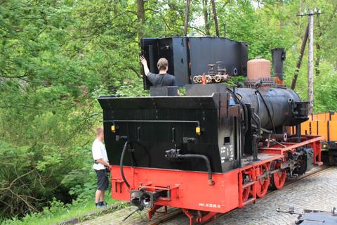 Der linke Wasserkasten wird abgehoben.