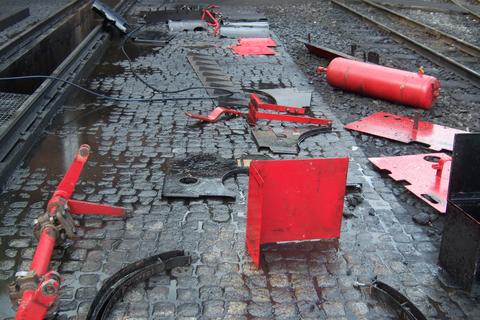 Die Verkleidungsbleche, Halter und verschiedene Anbauteile werden mit Hochdruckreiniger vom Öl und Schmutz befreit, bevor sie in die Farbbehandlung genommen werden.